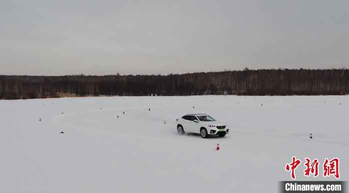 汽车企业在雪道试车。黑河电视台提供 中国北疆寒地试车业复工 国内外车企抢抓“雪尾巴”