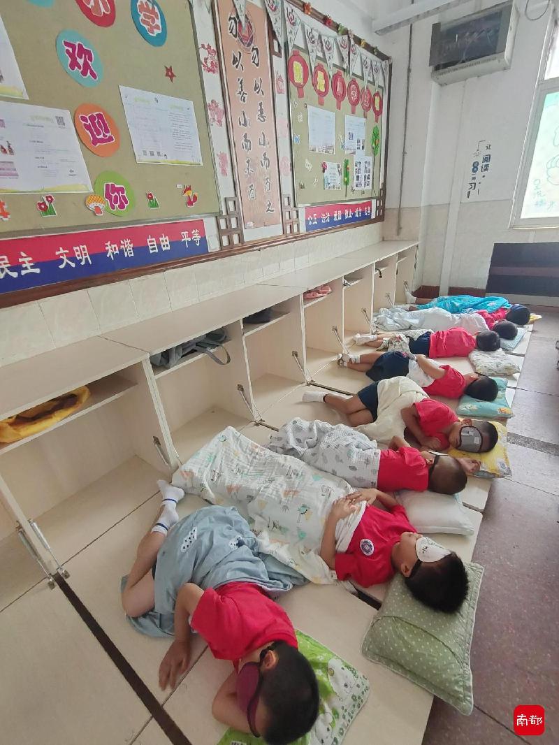柜子变床!西关培正小学改造课室,学生午休可以“躺床睡”