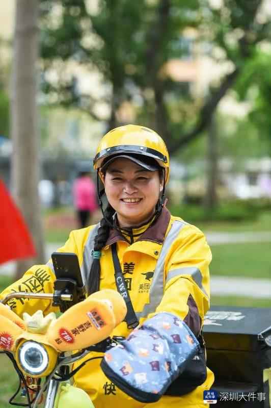 深圳女子患抑郁冲天桥要轻生,一名女外卖员及时发现紧紧抱住