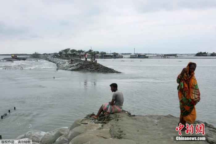 当地时间5月21日,孟加拉国萨特赫拉,气旋风暴“安攀”登陆,堤防被毁,沿海地区被洪水淹没。 气旋风暴“安攀”袭印度和孟加拉国 已致95人死亡